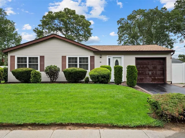 11 Riviera Drive, Selden, NY 11784