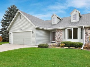 1532 Ridgewood Dr, West Bend, WI 53095