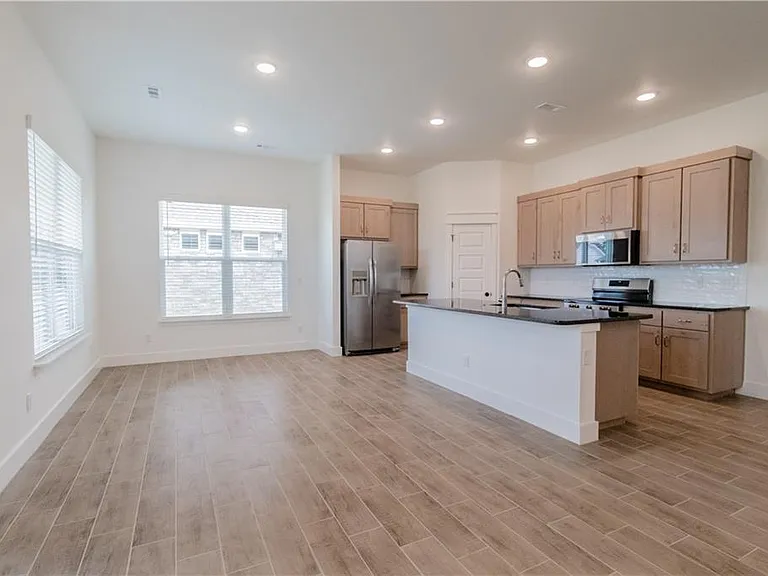 801 Lewis St — Photo 7