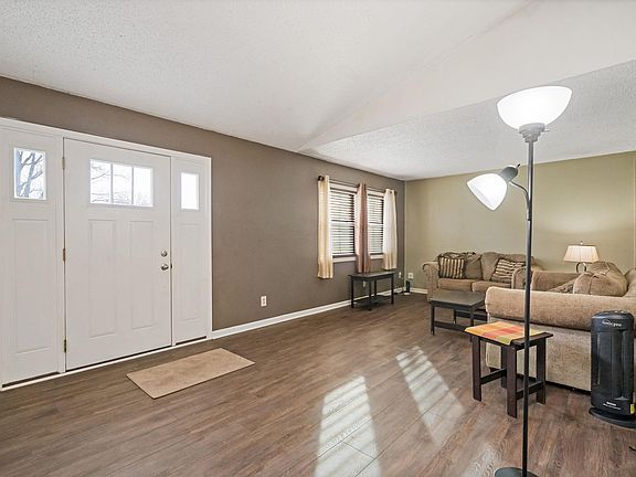 3rd image of 2405 Carmelita Blvd