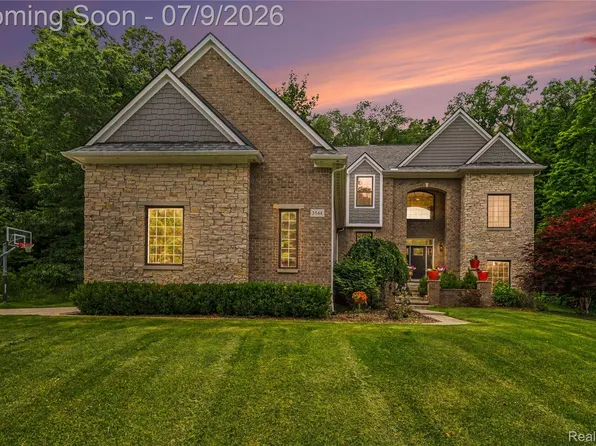 3544 Woodridge Dr, Howell, MI 48843