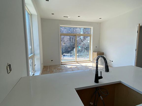 5th image of 1050 W Cornelia Ave #Lux1bed3rd