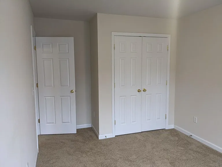 225 Crown Ct — Photo 44