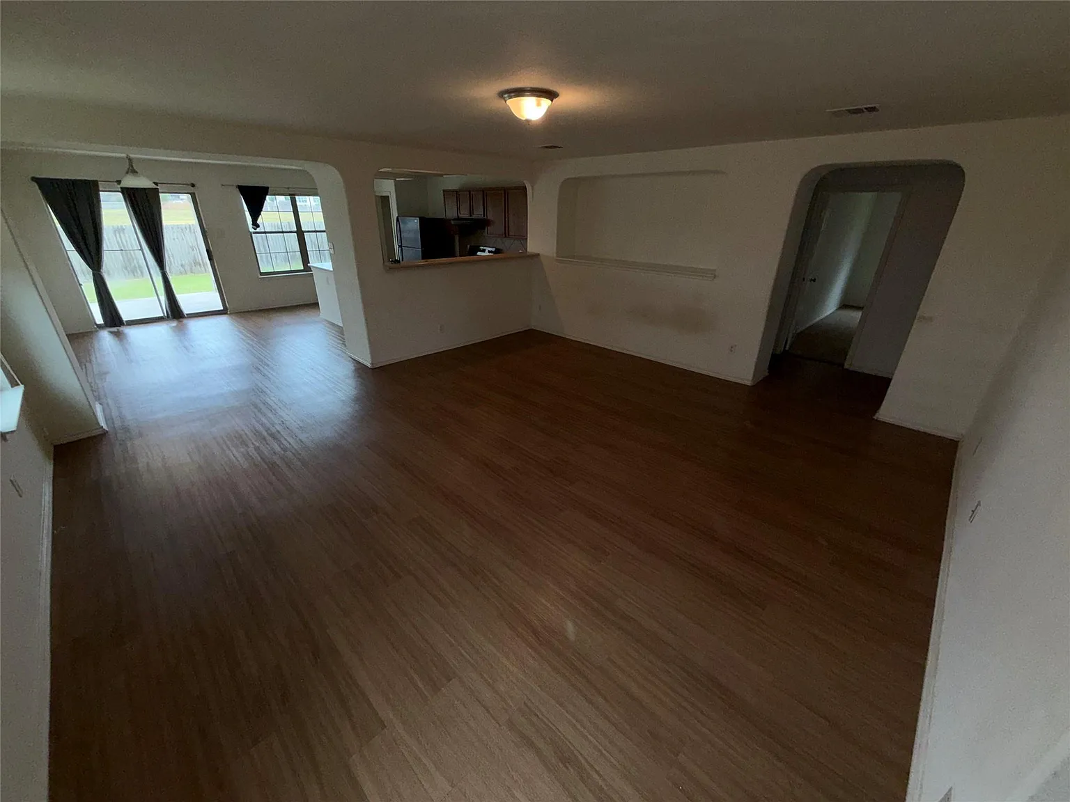 4 bed, 2.0 bath, 2030 sqft, $2,000 — Photo 2
