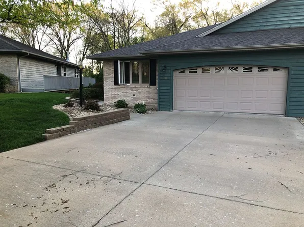 1105 Bayberry Ln, Macomb, IL 61455