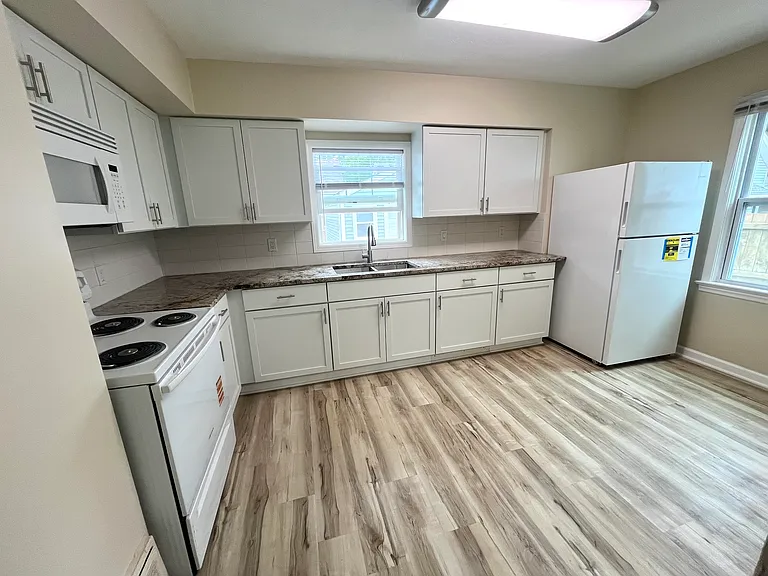 1647 Brown St — Photo 3