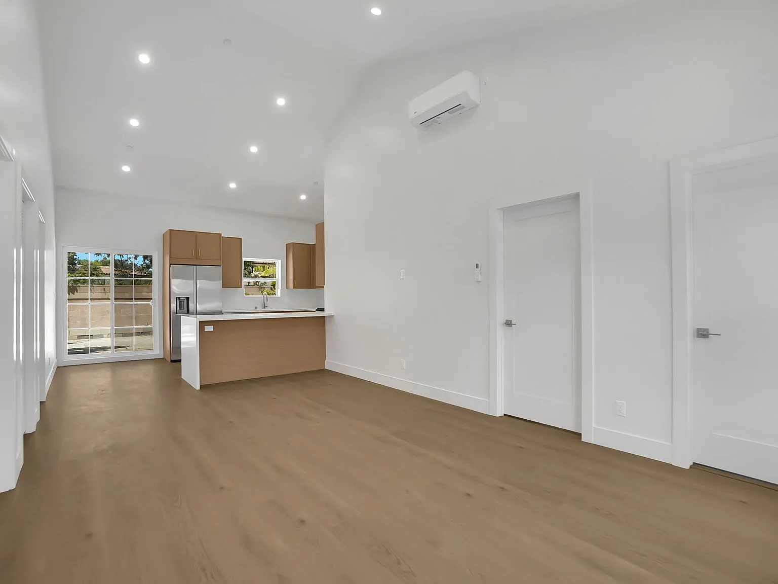 3 bed, 1000 sqft, $3,900 — Photo 2