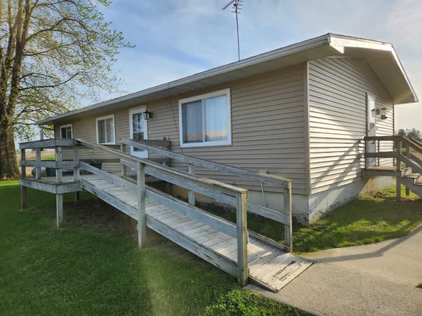 461 Cherry Valley Dr, Postville, IA 52162