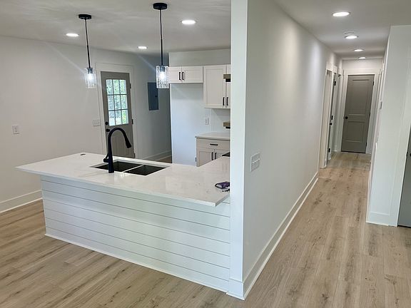 4th image of 252 Warrior Rd