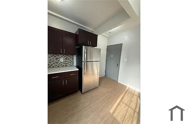 Building Photo - 725 E 181st St #3A