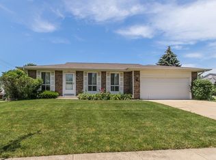 310 Royce Ln, Roselle, IL 60172