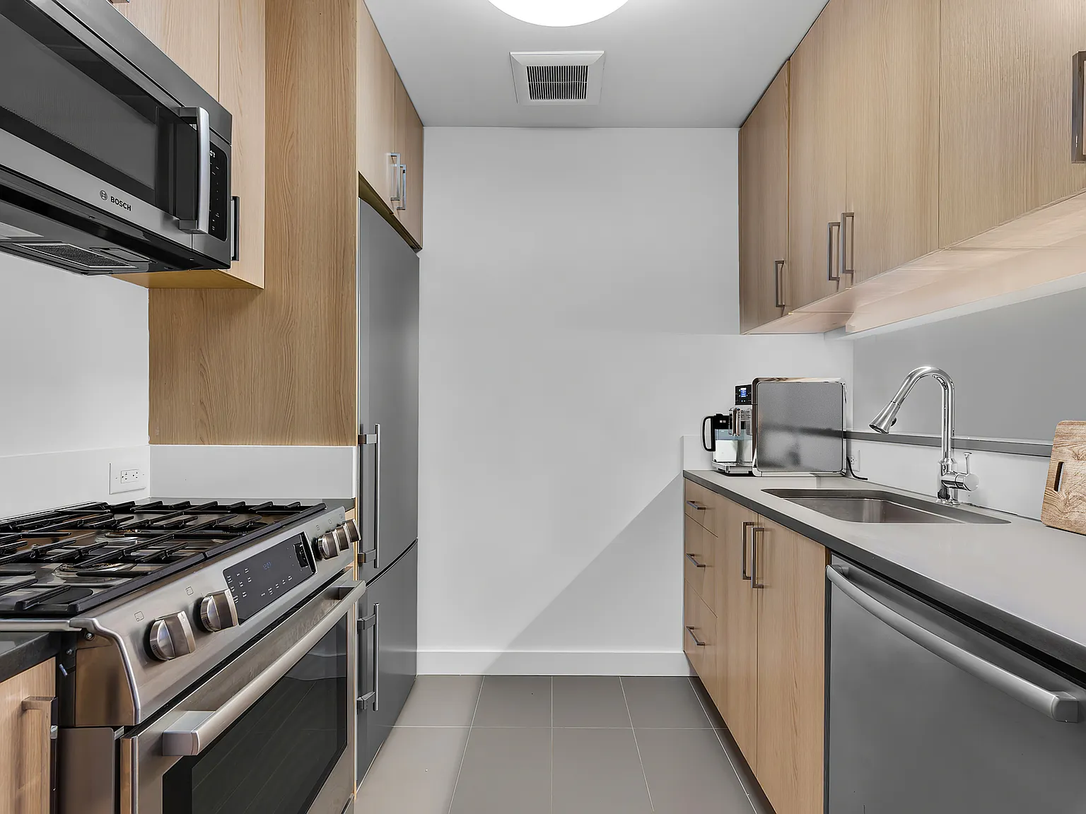 200 East 39th Street — Photo 2