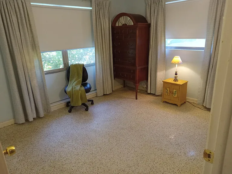 This is the same bedroom the Queen bed was in, without the bed to see the space.