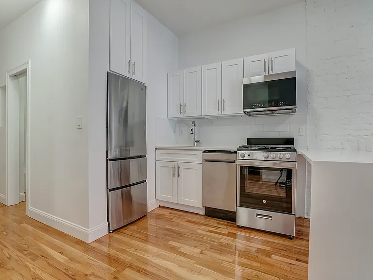 348 W 47th St #2A — Photo 4