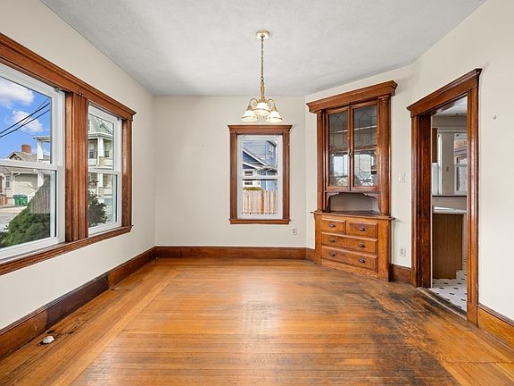4th image of 542 Riverside Ave