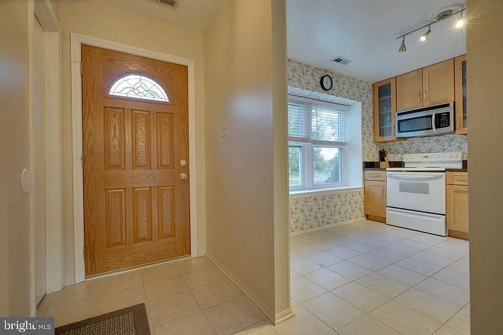 Building Photo - 5005 Red Haven Dr
