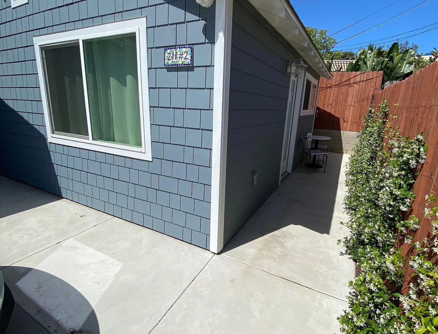 211 N Sierra Ave — Photo 1