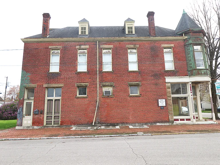 Historic Apartment Building — Photo 7