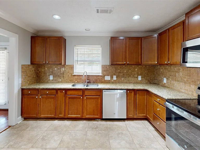 109 Sheila Blvd — Photo 4