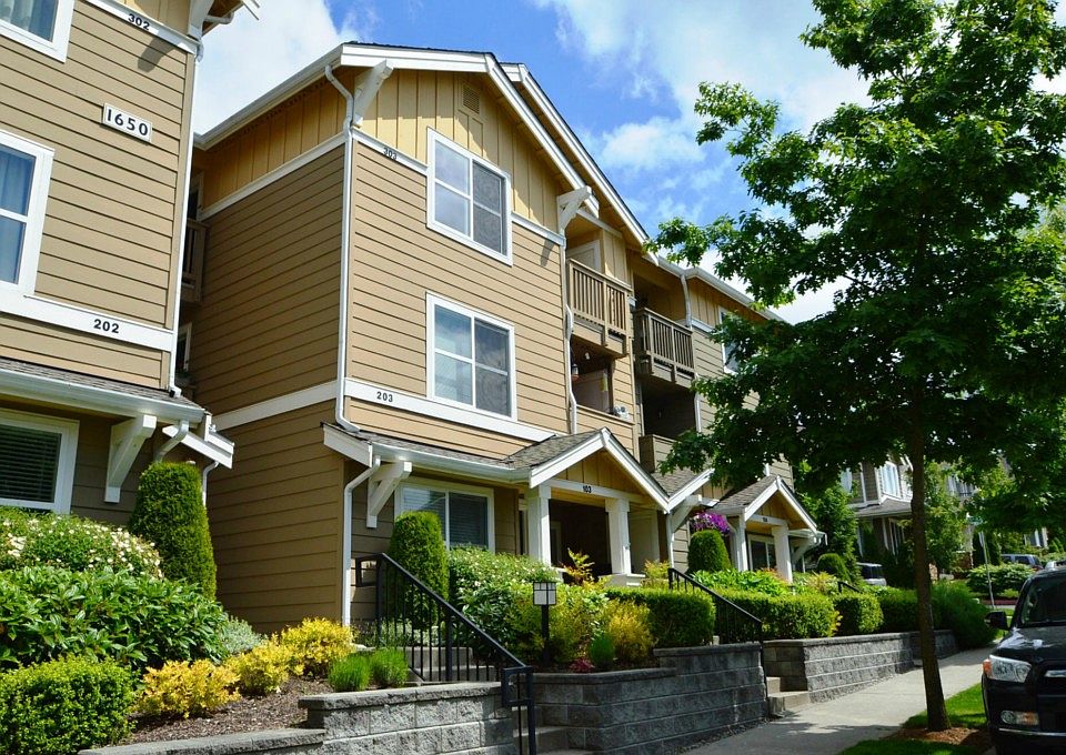 1st image of 1650 25th Ave NE Unit 303