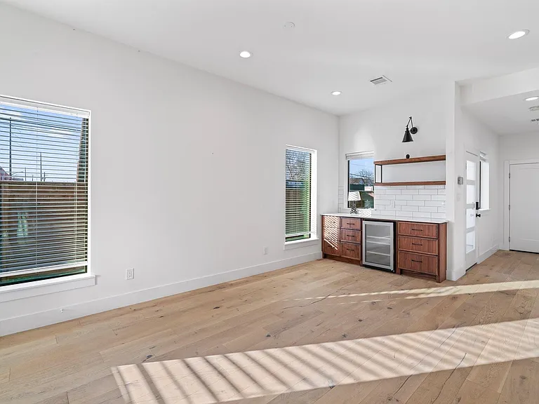3802 Commerce St — Photo 11