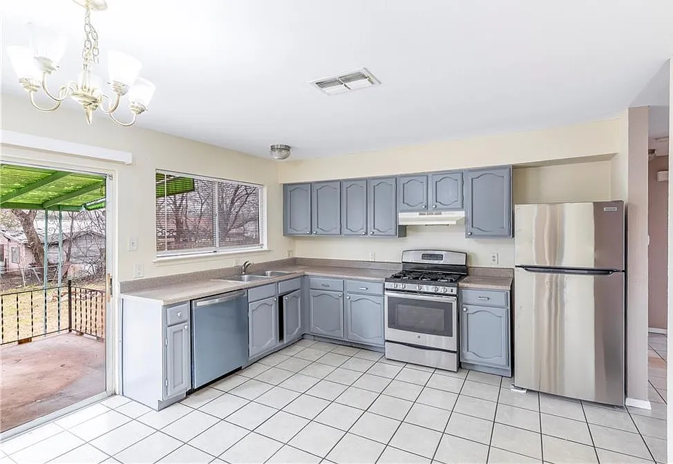 3 bed, 870 sqft, $1,695 — Photo 3