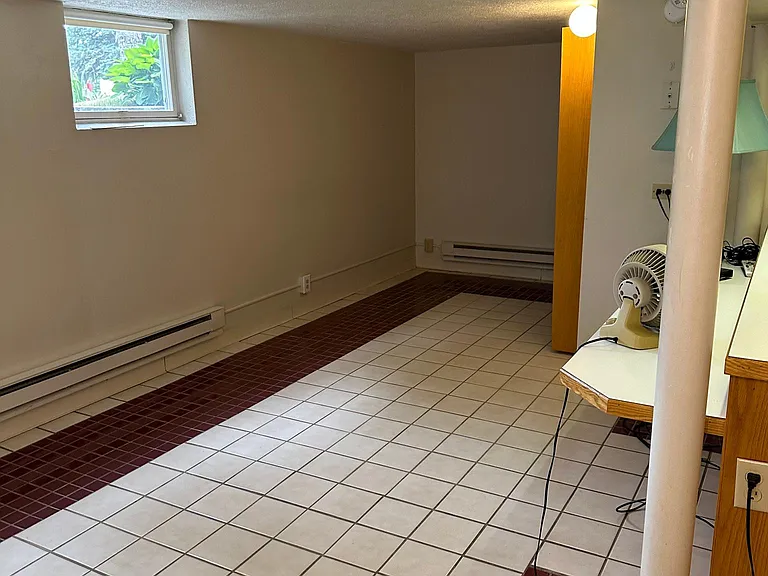 this side of kitchen with queen size be would fit with double closet next to bed if you want