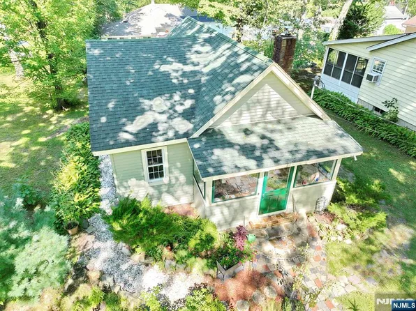 84 Race Track Dr W, Hewitt, NJ 07421