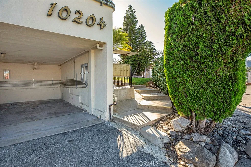 1 bed, 1.0 bath, 600 sqft, $1,800 — Photo 2