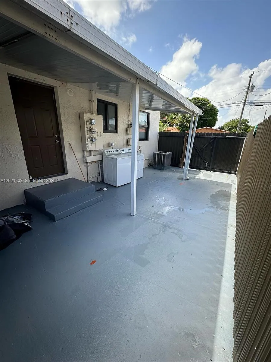 Building Photo - 7360 SW 21st St #7360