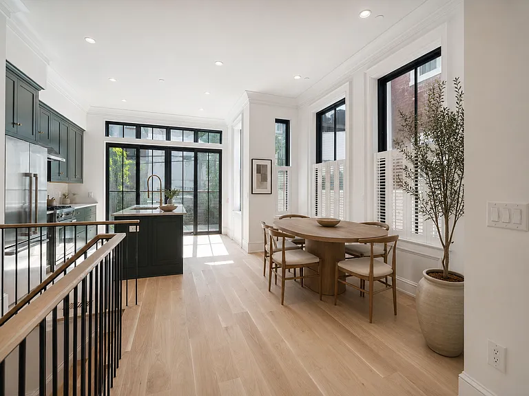Kitchen/dining area (virtually staged)
