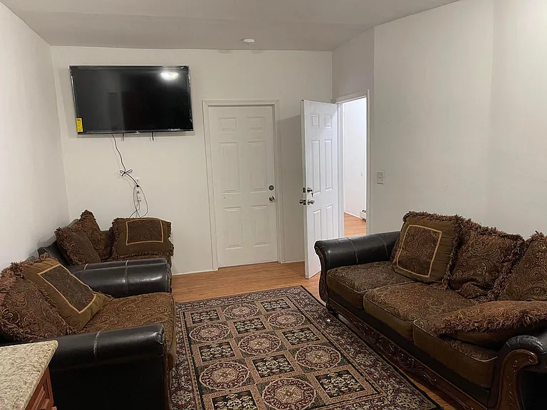 140 W 3rd St #1 — Photo 1