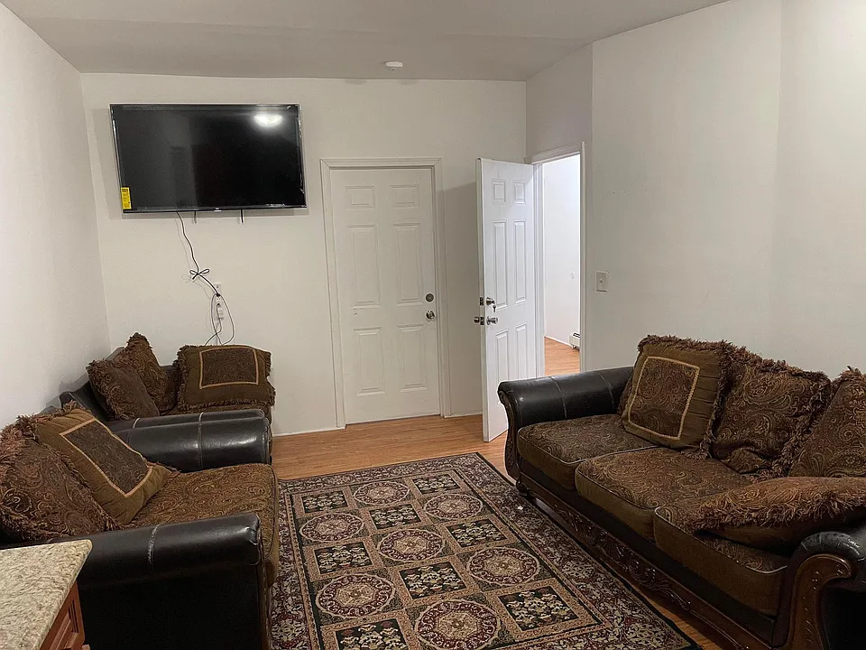 140 W 3rd St #1