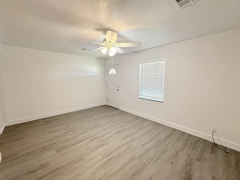 610 W Avenue B — Photo 6