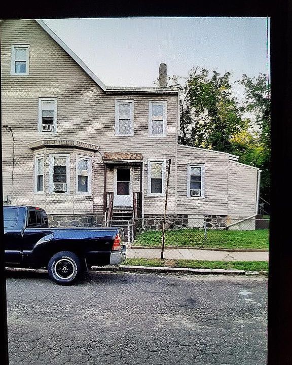 2nd image of Es Broadway