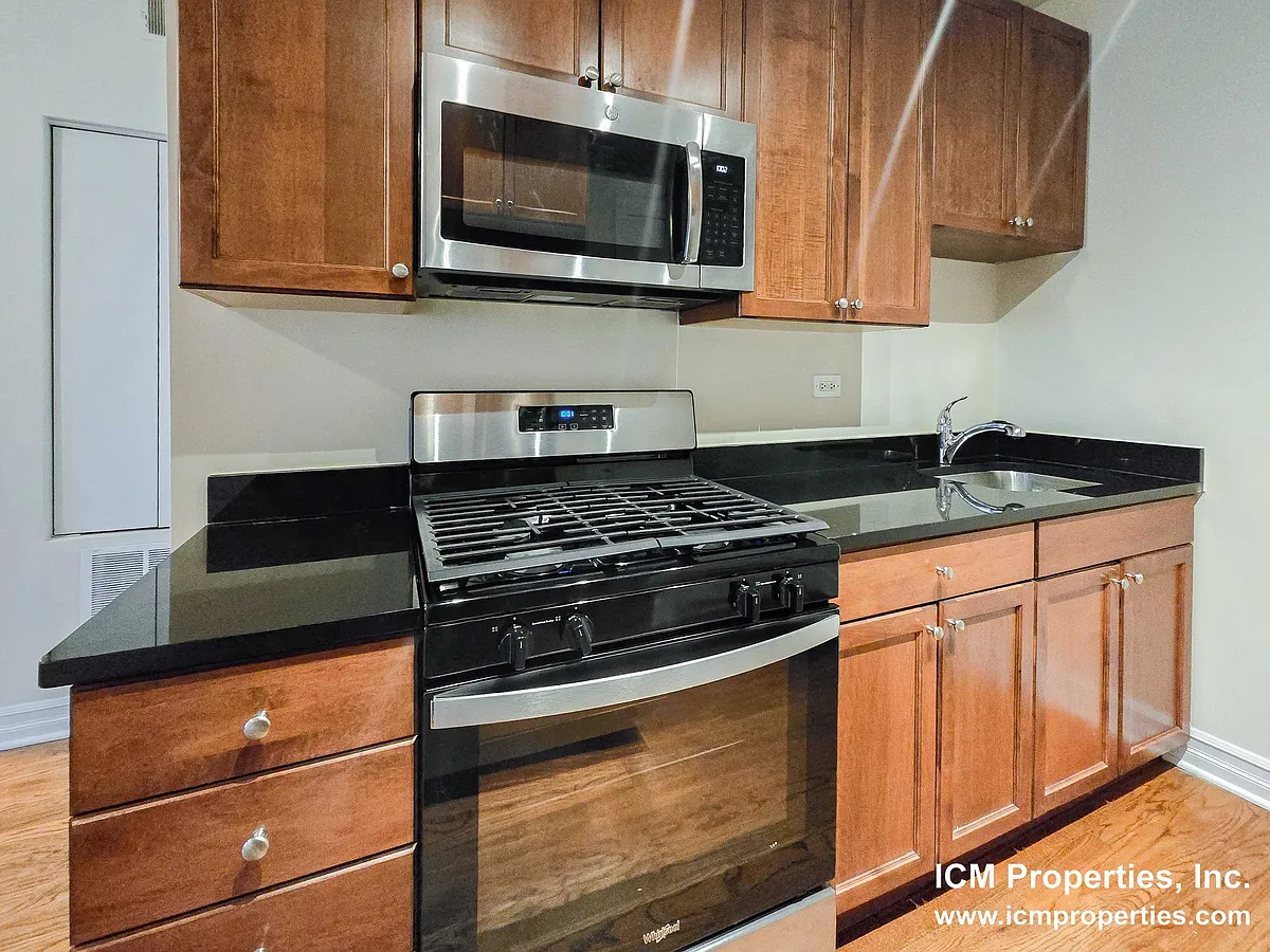 Building Photo - 3830 N Sheffield Ave #1