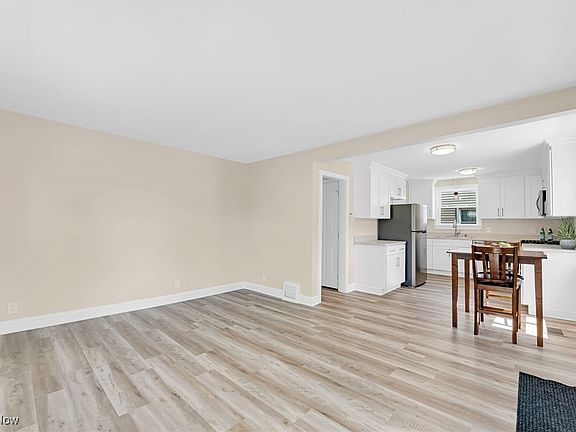3rd image of 29527 Bruce Dr