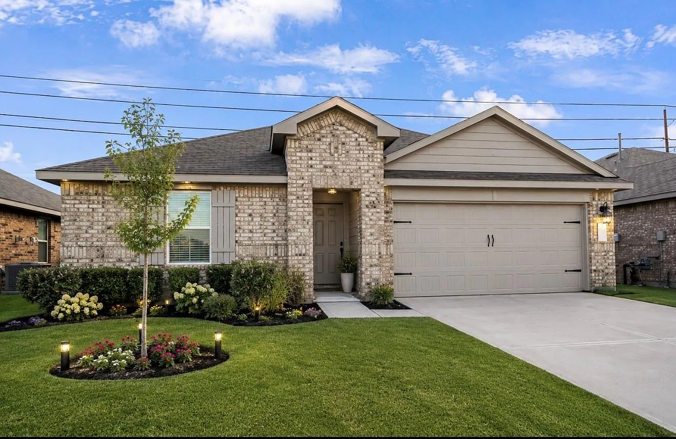 4 bed, 2.0 bath, 1852 sqft, $2,300 — Photo 1