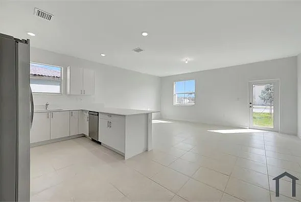2811 SE 23rd Ter #2811 — Photo 8