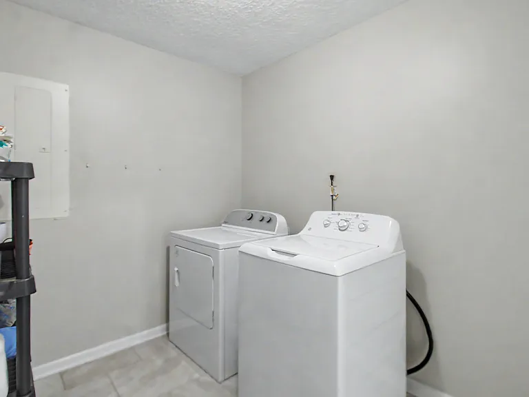 703 Woods Ct — Photo 10