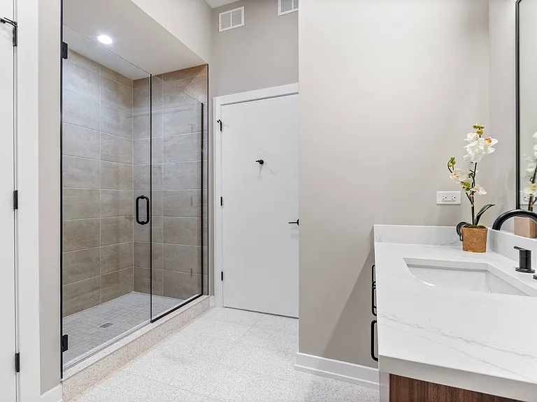 3217 N Clark St — Photo 34