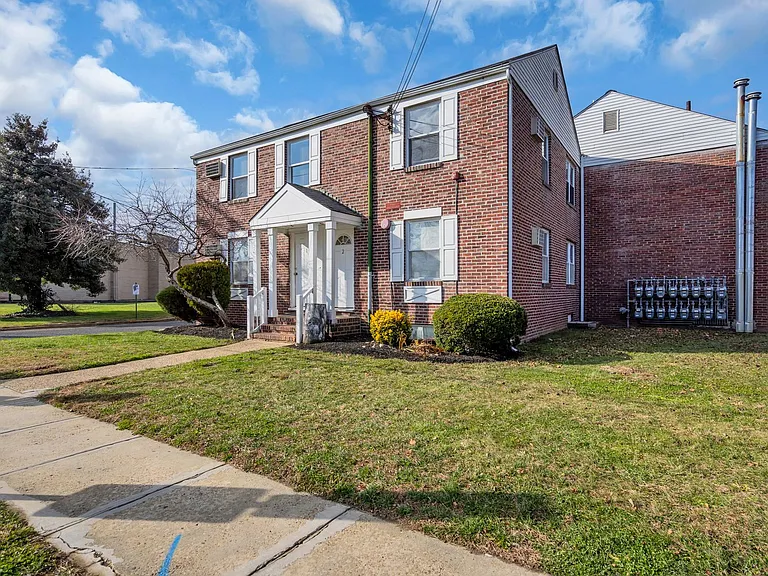 Maple Court Apartments — Photo 47
