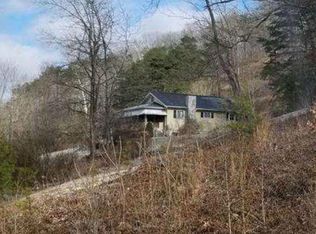 228 Cross Lanes Dr, Nitro, WV 25143