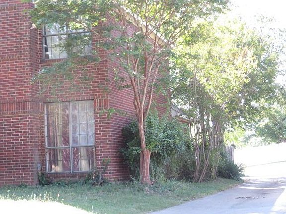 3rd image of 1145 Castlewood Ct