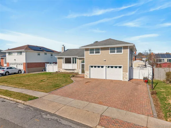 38 S Oaks Boulevard, Plainview, NY 11803