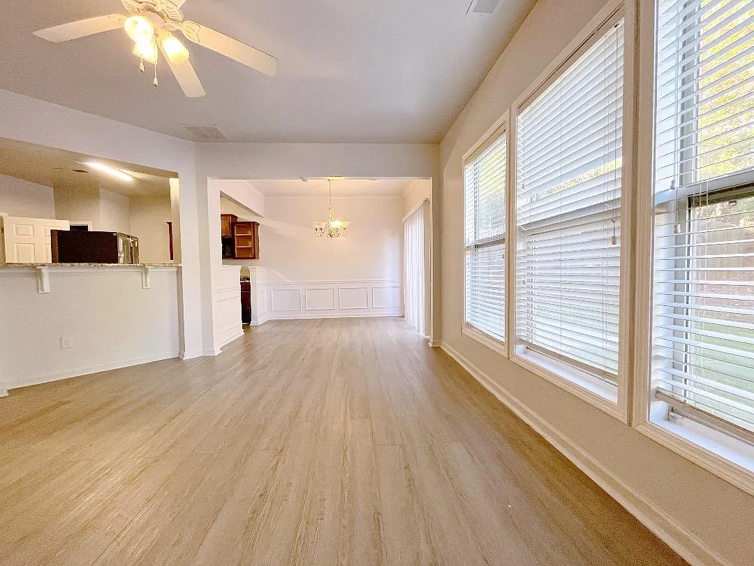 4 bed, 2.5 bath, 1900 sqft, $2,300 — Photo 4