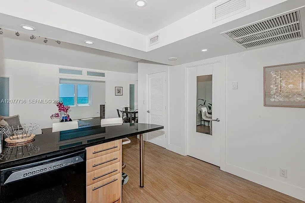 Roney Palace Condo — Photo 2
