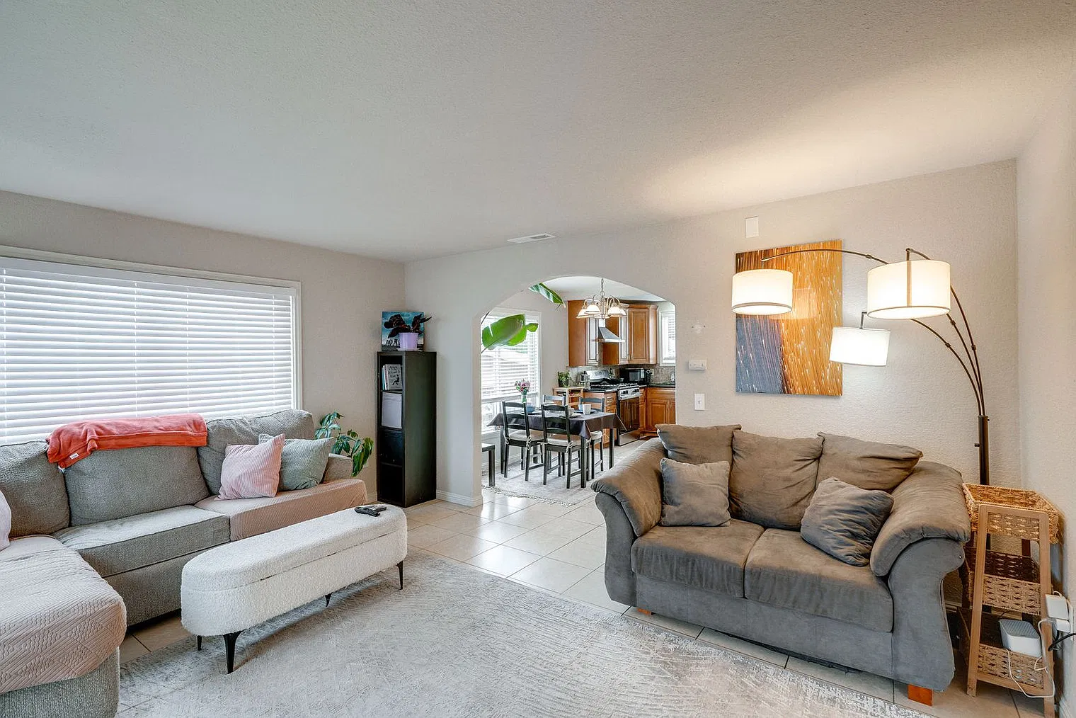 3 bed, 2.0 bath, 1194 sqft, $6,838 — Photo 4