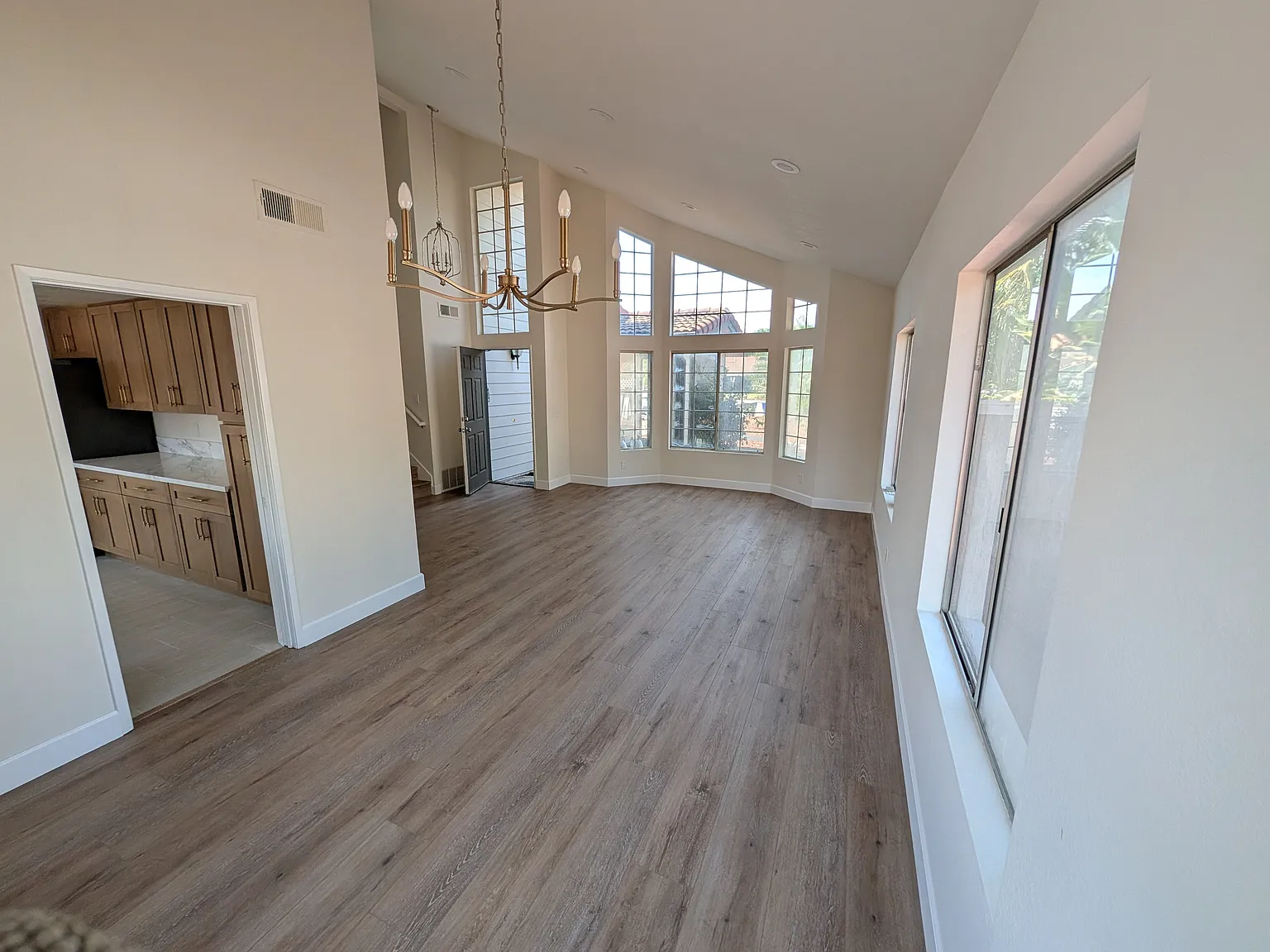 4 bed, 2.5 bath, 1852 sqft, $4,395 — Photo 4