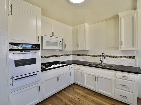 4th image of 6512 Woodman Ave #17840288